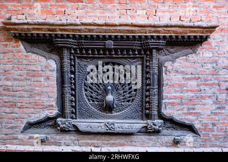 Népal, vallée de Katmandou, ville de Bhaktapur, place Dattatreya, fenêtre de paon sculptée du Pajuri Math Banque D'Images