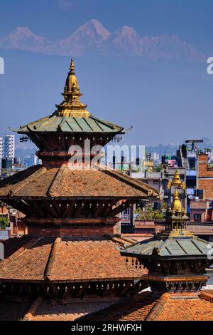 Népal, vallée de Katmandou, Newar ville de Patan, Durbar Square avec chaîne de l'Himalaya Banque D'Images