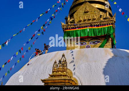 Népal, vallée de Katmandou, stupa bouddhiste Swayambunath, le stupa est régulièrement repeint pendant la pleine lune, avec des motifs de fleurs de lotus, avec de la chaux et Banque D'Images