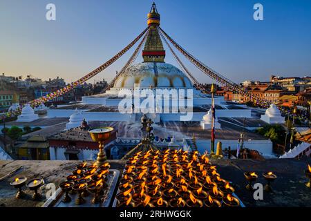 Népal, vallée de Katmandou, stupa bouddhiste de Bodnath, lampes au beurre Banque D'Images