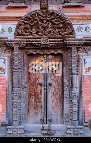 Népal, vallée de Katmandou, ville de Bhaktapur, porte du temple Banque D'Images