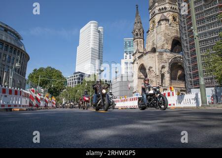 Berlin, Allemagne. 19 août 2023. Les rues de Berlin ont résonné avec le rugissement des motos le 19 août 2023, alors que les membres du Red Knights International Firefighters Motorcycle Club descendaient dans la rue pour manifester leur solidarité avec leurs collègues pompiers. Le cortège, qui comprenait une présence à bord du Kurfuerstendamm, a rappelé les défis auxquels sont confrontés les intervenants d'urgence dans la ville. Les Red Knights, un club international fondé en 1982 à Boylston, Massachusetts, ont une riche histoire de soutien aux causes liées aux pompiers. Avec des chapitres dans plus de 25 pays, ils sont devenus un Banque D'Images