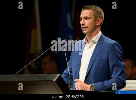 Celle, Allemagne. 19 août 2023. Frank Rinck, président d'État de l'AfD Basse-Saxe, prend la parole lors de la conférence du parti de l'AfD Basse-Saxe au Congrès Union celle. L'alternative pour l'Allemagne se réunit ce week-end à celle pour une conférence d'État. Crédit : Julian Stratenschulte/dpa/Alamy Live News Banque D'Images