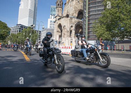 Berlin, Allemagne. 19 août 2023. Les rues de Berlin ont résonné avec le rugissement des motos le 19 août 2023, alors que les membres du Red Knights International Firefighters Motorcycle Club descendaient dans la rue pour manifester leur solidarité avec leurs collègues pompiers. Le cortège, qui comprenait une présence à bord du Kurfuerstendamm, a rappelé les défis auxquels sont confrontés les intervenants d'urgence dans la ville. Les Red Knights, un club international fondé en 1982 à Boylston, Massachusetts, ont une riche histoire de soutien aux causes liées aux pompiers. Avec des chapitres dans plus de 25 pays, ils sont devenus un Banque D'Images