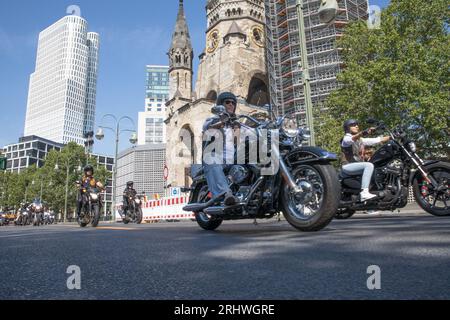 Berlin, Allemagne. 19 août 2023. Les rues de Berlin ont résonné avec le rugissement des motos le 19 août 2023, alors que les membres du Red Knights International Firefighters Motorcycle Club descendaient dans la rue pour manifester leur solidarité avec leurs collègues pompiers. Le cortège, qui comprenait une présence à bord du Kurfuerstendamm, a rappelé les défis auxquels sont confrontés les intervenants d'urgence dans la ville. Les Red Knights, un club international fondé en 1982 à Boylston, Massachusetts, ont une riche histoire de soutien aux causes liées aux pompiers. Avec des chapitres dans plus de 25 pays, ils sont devenus un Banque D'Images