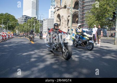 Berlin, Allemagne. 19 août 2023. Les rues de Berlin ont résonné avec le rugissement des motos le 19 août 2023, alors que les membres du Red Knights International Firefighters Motorcycle Club descendaient dans la rue pour manifester leur solidarité avec leurs collègues pompiers. Le cortège, qui comprenait une présence à bord du Kurfuerstendamm, a rappelé les défis auxquels sont confrontés les intervenants d'urgence dans la ville. Les Red Knights, un club international fondé en 1982 à Boylston, Massachusetts, ont une riche histoire de soutien aux causes liées aux pompiers. Avec des chapitres dans plus de 25 pays, ils sont devenus un Banque D'Images