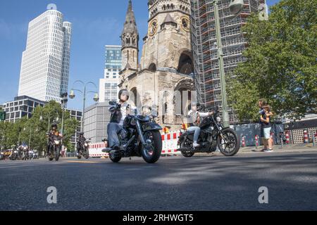 Berlin, Allemagne. 19 août 2023. Les rues de Berlin ont résonné avec le rugissement des motos le 19 août 2023, alors que les membres du Red Knights International Firefighters Motorcycle Club descendaient dans la rue pour manifester leur solidarité avec leurs collègues pompiers. Le cortège, qui comprenait une présence à bord du Kurfuerstendamm, a rappelé les défis auxquels sont confrontés les intervenants d'urgence dans la ville. Les Red Knights, un club international fondé en 1982 à Boylston, Massachusetts, ont une riche histoire de soutien aux causes liées aux pompiers. Avec des chapitres dans plus de 25 pays, ils sont devenus un Banque D'Images