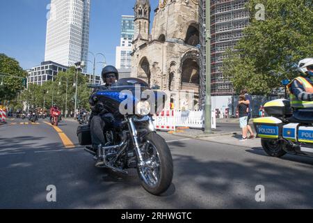 Berlin, Allemagne. 19 août 2023. Les rues de Berlin ont résonné avec le rugissement des motos le 19 août 2023, alors que les membres du Red Knights International Firefighters Motorcycle Club descendaient dans la rue pour manifester leur solidarité avec leurs collègues pompiers. Le cortège, qui comprenait une présence à bord du Kurfuerstendamm, a rappelé les défis auxquels sont confrontés les intervenants d'urgence dans la ville. Les Red Knights, un club international fondé en 1982 à Boylston, Massachusetts, ont une riche histoire de soutien aux causes liées aux pompiers. Avec des chapitres dans plus de 25 pays, ils sont devenus un Banque D'Images