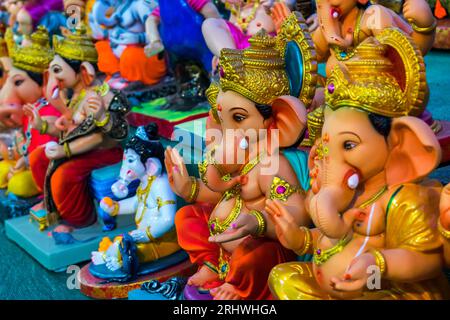 Beaucoup d'idoles belles et colorées de Lord Ganpati exposées lors d'un atelier à Mumbai, en Inde pour le festival de Ganesh Chaturthi Banque D'Images