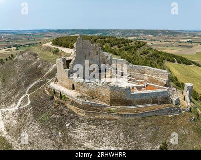 Castrojeriz Burgos, arrêt sur le Camino de Santiago. Vue aérienne Château, où la reine Léonor de Castille, épouse du roi Alphonse IV d'Aragon, a été assassin Banque D'Images