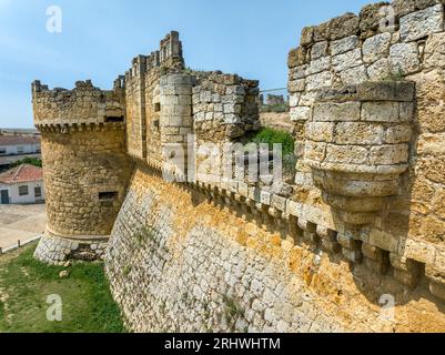 Château de Grajal de Campos à Leon. détail des murs de défense et un vieux canon qui apparaît Banque D'Images