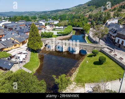 Vue aérienne de Molinaseca dans la province de Leon, région d'El Bierzo, pont romain sur la rivière Meruelo. Considéré comme l'une des plus belles villes i Banque D'Images
