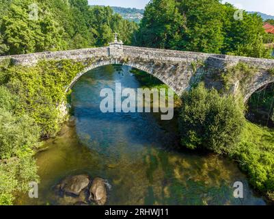 Pont médiéval de San Clodio sur la rivière Avia, reliait le monastère avec le Ribeiro, Ribadavia. De trois arches, il est resté intact depuis le Banque D'Images