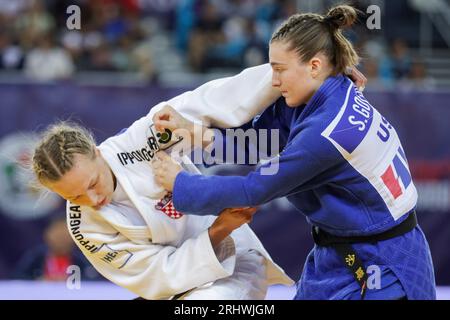 Zagreb, Croatie. 19 août 2023. IVA Oberan de Croatie (blanche) affronte Sara Golden des USA dans le match féminin de 63 kg au jour 2 du Grand Prix de Judo Zagreb 2023 à l'Arena Zagreb le 19 août 2023 à Zagreb, Croatie. Photo : Luka Stanzl/PIXSELL crédit : Pixsell/Alamy Live News Banque D'Images