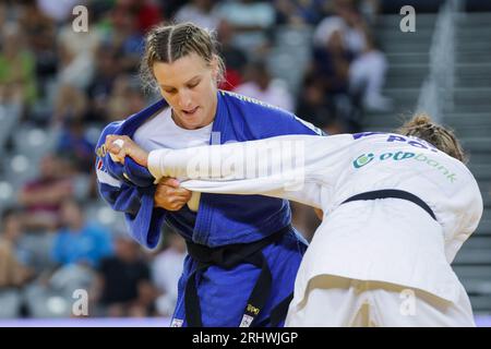 Zagreb, Croatie. 19 août 2023. Katarzyna Sobierajska, de Pologne (blanche), affronte ndjela Violic, de Croatie, dans le match féminin de 70 kg lors de la 2e journée du Grand Prix de Judo Zagreb 2023 à l'Arena Zagreb, le 19 août 2023 à Zagreb, Croatie. Photo : Luka Stanzl/PIXSELL crédit : Pixsell/Alamy Live News Banque D'Images