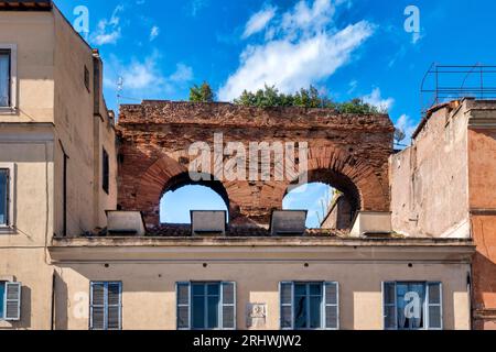 Vestiges de l'aqueduc Aqua Claudia, Rome, Italie Banque D'Images