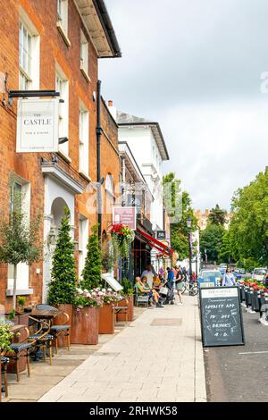 Boutiques et restaurants le long de Castle Street à Farnham, Surrey, Angleterre Banque D'Images