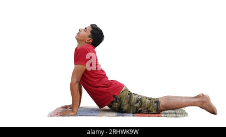 Garçon sportif faisant des exercices pour la colonne vertébrale flexible sur fond de studio, yoga asana de la séquence Surya Namaskar, complexe Sun Salutation, urdhva mukha shva Banque D'Images