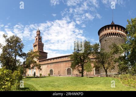 Castello Sforzesca, Milan, montrant une tour ronde en pierre Banque D'Images