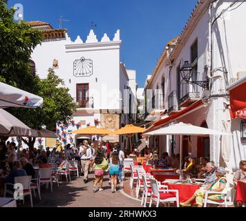 Café vie sur la Plaza de los Naranjos, ou place Orange, Marbella, Costa del sol, province de Malaga, Andalousie, sud de l'Espagne. Banque D'Images