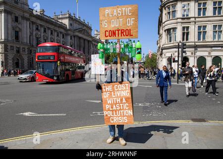 Un manifestant écologiste manifestant contre l'utilisation du plastique, Parliament Square, Londres, Royaume-Uni. 26 mai 2023 Banque D'Images