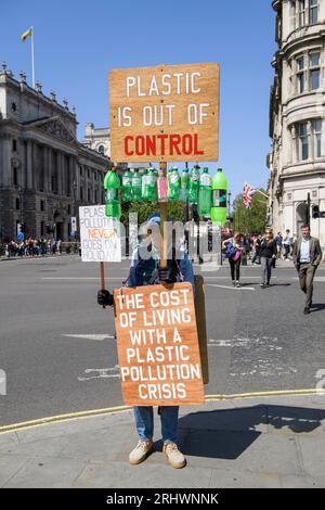 Un manifestant écologiste manifestant contre l'utilisation du plastique, Parliament Square, Londres, Royaume-Uni. 26 mai 2023 Banque D'Images