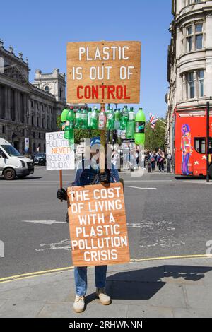 Un manifestant écologiste manifestant contre l'utilisation du plastique, Parliament Square, Londres, Royaume-Uni. 26 mai 2023 Banque D'Images