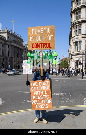 Un manifestant écologiste manifestant contre l'utilisation du plastique, Parliament Square, Londres, Royaume-Uni. 26 mai 2023 Banque D'Images