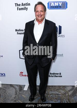 BEVERLY HILLS, LOS ANGELES, CALIFORNIE, États-Unis - AOÛT 18 : l'acteur et comédien américain Jon Lovitz arrive au 23e gala annuel de la Fondation Harold et Carole Pump qui s'est tenu à l'hôtel Beverly Hilton le 18 août 2023 à Beverly Hills, Los Angeles, Californie, États-Unis. (Photo de Xavier Collin/image Press Agency) Banque D'Images