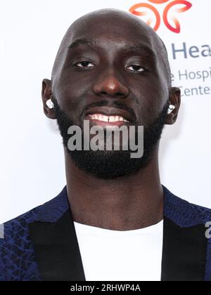 Beverly Hills, États-Unis. 18 août 2023. BEVERLY HILLS, LOS ANGELES, CALIFORNIE, États-Unis - 18 AOÛT : le joueur professionnel sénégalais de basket-ball Tacko Fall arrive au 23e gala annuel de la Fondation Harold et Carole Pump qui s'est tenu au Beverly Hilton Hotel le 18 août 2023 à Beverly Hills, Los Angeles, Californie, États-Unis. (Photo de Xavier Collin/image Press Agency) crédit : image Press Agency/Alamy Live News Banque D'Images