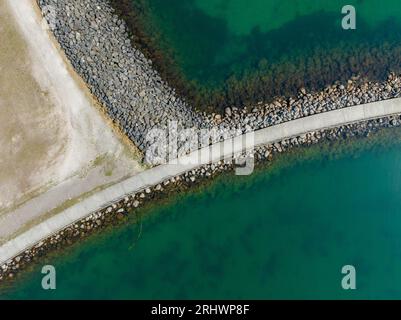 vue d'oiseau d'un barrage étiré Banque D'Images