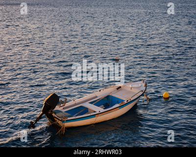 Vue sur Symi ou le port de l'île de Simi, petits bateaux de pêche dans la baie, maisons sur les collines de l'île, baie de la mer Egée. Les îles de Grèce vacances voyages de vacances de l'île de Rhodos. Banque D'Images