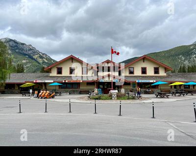 Banff, Alberta Canada - 23 mai 2023 : le Banff Visitors Center dans le parc national Banff au Canada. Banque D'Images