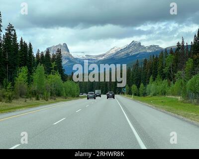 Banff, Alberta Canada - le 23 mai 2023 : la vue panoramique en passant par le parc national Banff au Canada. Banque D'Images