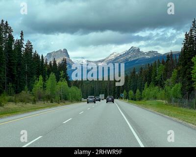 Banff, Alberta Canada - le 23 mai 2023 : la vue panoramique en passant par le parc national Banff au Canada. Banque D'Images