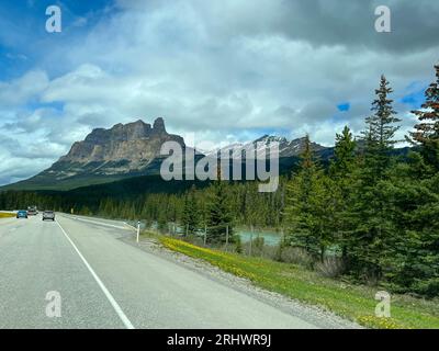 Banff, Alberta Canada - le 23 mai 2023 : la vue panoramique en passant par le parc national Banff au Canada. Banque D'Images