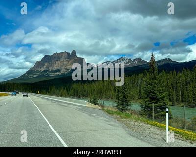 Banff, Alberta Canada - le 23 mai 2023 : la vue panoramique en passant par le parc national Banff au Canada. Banque D'Images