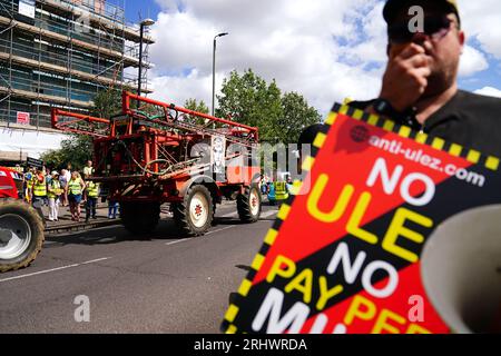 Les gens prennent part à une manifestation contre le projet d'expansion de la zone à ultra-faibles émissions (Ulez) à Orpington, à Londres. Le maire de Londres, Sadiq Khan, étendra la zone d'Ulez pour couvrir l'ensemble de la capitale à partir d'août 29. Cela signifie que beaucoup plus de conducteurs de véhicules qui ne respectent pas les normes minimales d'émissions seront tenus de payer une redevance quotidienne de 12,50 £. Date de la photo : Samedi 19 août 2023. Banque D'Images