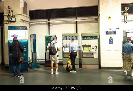 Euston, Londres, Royaume-Uni. 10 août 2023. Passagers achetant des billets de train aux distributeurs automatiques de billets en libre-service à la gare Euston à Londres. Le syndicat RMT a annoncé des actions de grève visant plusieurs compagnies ferroviaires. Celles-ci auront lieu le samedi 26 août et le samedi 2 septembre 2023. Le syndicat ASLEF a également annoncé une grève pour le vendredi 1 septembre et aussi une « action à court d'une grève » le samedi 2 septembre (le même jour que l'action de grève complète du syndicat RMT). Un certain nombre de compagnies ferroviaires seront touchées par l'action syndicale. Crédit : Maureen McLean/Alamy Live News Banque D'Images