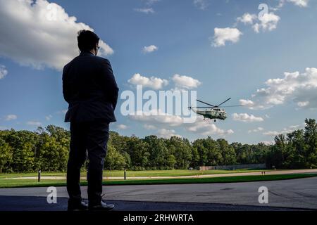 Marine One transportant le président des États-Unis Joe Biden part après le Sommet trilatéral tenu à Camp David, la retraite présidentielle près de Thurmont, Maryland le 18 août 2023. Crédit : Nathan Howard/Pool via CNP/MediaPunch Banque D'Images