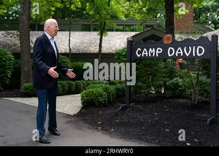 Le président des États-Unis Joe Biden au Sommet trilatéral à Camp David, la retraite présidentielle près de Thurmont, Maryland le 18 août 2023.crédit : Nathan Howard / Pool via CNP / MediaPunch Banque D'Images