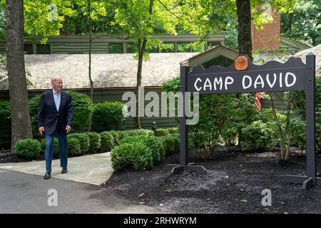 Le président des États-Unis Joe Biden au Sommet trilatéral à Camp David, la retraite présidentielle près de Thurmont, Maryland le 18 août 2023.crédit : Nathan Howard / Pool via CNP / MediaPunch Banque D'Images