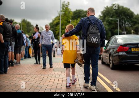 Wolverhampton, Royaume-Uni. 19 août 2023. Fans à l'extérieur de Molineux avant le match de Premier League à Molineux, Wolverhampton. Le crédit photo devrait être : Gary Oakley/Sportimage crédit : Sportimage Ltd/Alamy Live News Banque D'Images