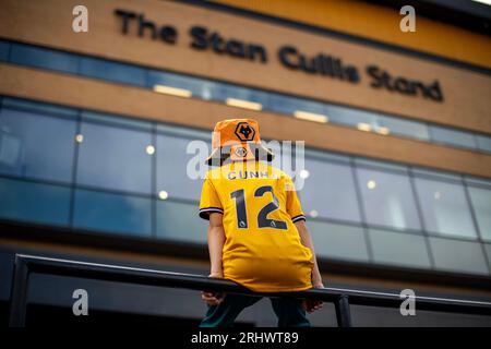 Wolverhampton, Royaume-Uni. 19 août 2023. Fans à l'extérieur de Molineux avant le match de Premier League à Molineux, Wolverhampton. Le crédit photo devrait être : Gary Oakley/Sportimage crédit : Sportimage Ltd/Alamy Live News Banque D'Images