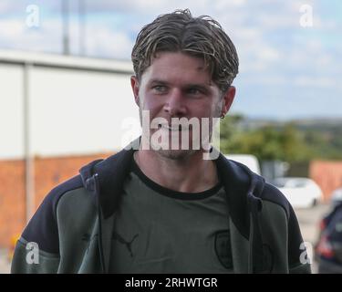 Ben Killip #23 de Barnsley arrive lors du match Sky Bet League 1 Barnsley vs Oxford United à Oakwell, Barnsley, Royaume-Uni, le 19 août 2023 (photo de Alfie Cosgrove/News Images) Banque D'Images