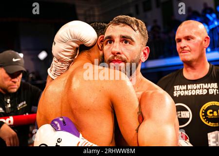 LONDRES, ROYAUME-UNI. 18 août 2023. Nathanial Collins (à droite) embrasse Ray Hamza (à gauche) après le match Nathanial Collins vs Raza Hamza - British and Commonwealth Featherweight Championships lors de McCann vs Baluta Fight Night à York Hall le vendredi 18 août 2023 à LONDRES, ANGLETERRE. Crédit : Taka G Wu/Alamy Live News Banque D'Images