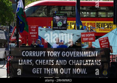 Une manifestation anti-Brexit et Tory à la jonction de Whitehall et Parliament Square, Westminster, Londres, Royaume-Uni. 7 juin 2023 Banque D'Images