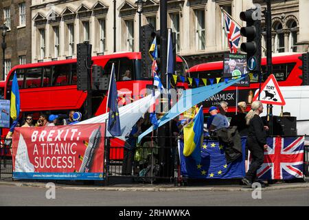 Une manifestation anti-Brexit et Tory à la jonction de Whitehall et Parliament Square, Westminster, Londres, Royaume-Uni. 7 juin 2023 Banque D'Images