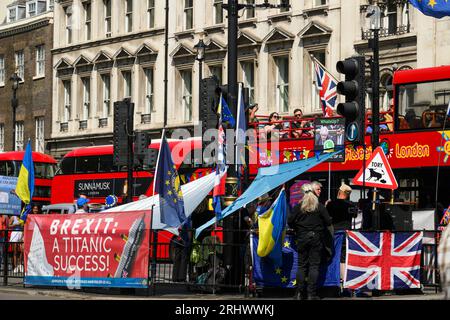 Une manifestation anti-Brexit et Tory à la jonction de Whitehall et Parliament Square, Westminster, Londres, Royaume-Uni. 7 juin 2023 Banque D'Images