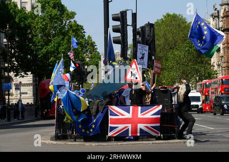 Une manifestation anti-Brexit et Tory à la jonction de Whitehall et Parliament Square, Westminster, Londres, Royaume-Uni. 7 juin 2023 Banque D'Images